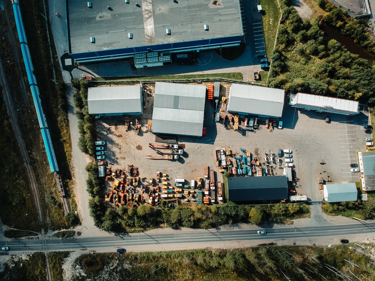 luchtfoto van gebouwen en parkeerplaats en weg