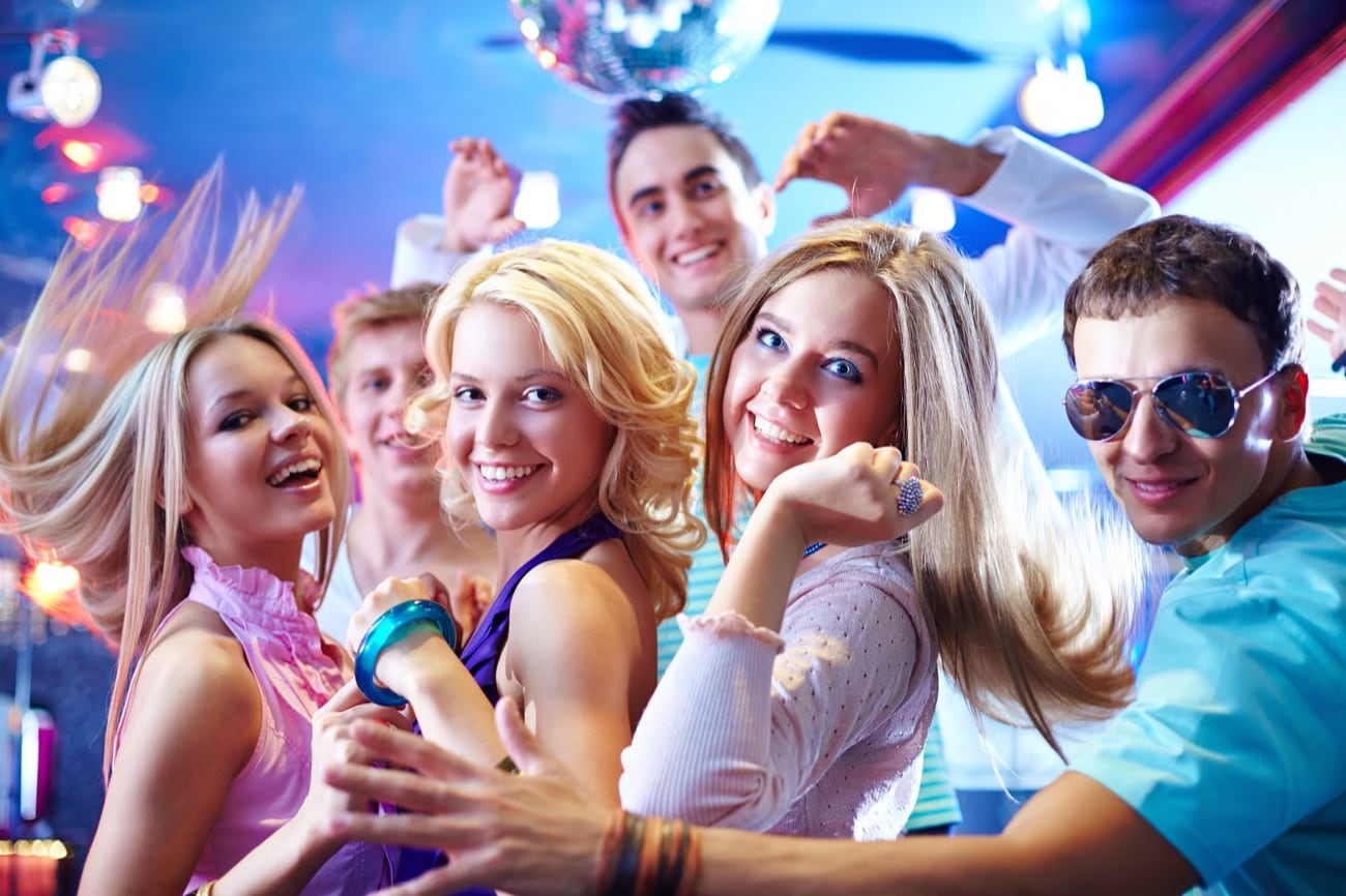 young-friends-dancing