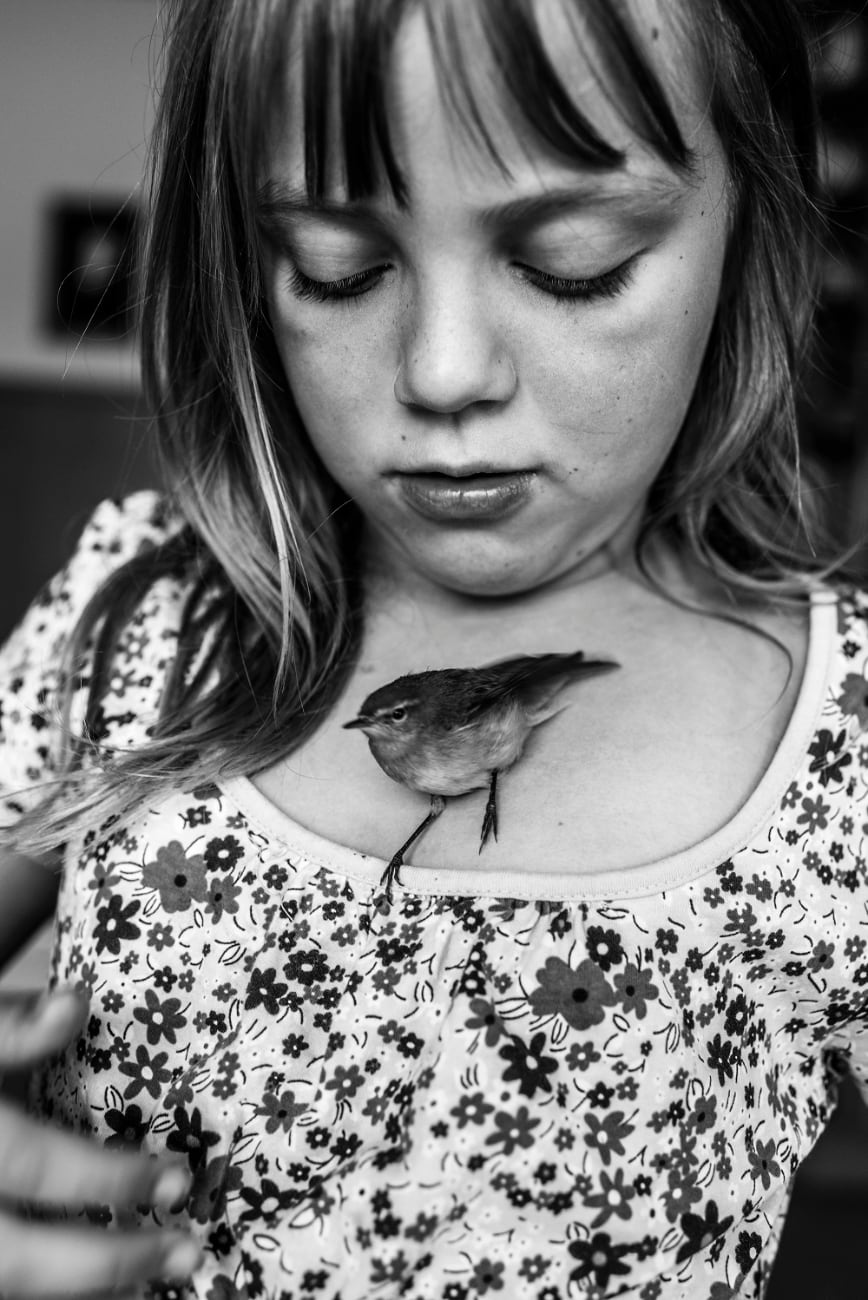 Carla-Kogelman - Ich bin Waldviertel, meisje kijkt naar beneden naar musje op haar borst