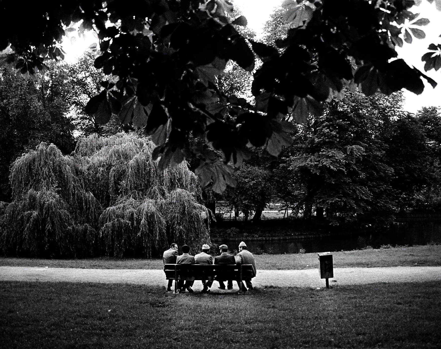 foto: © Paul Teixeira - Emigrants from Turkey sitting on a bench in the 1980's in the Vondel Park, Amsterdam/The Netherlands 1980
