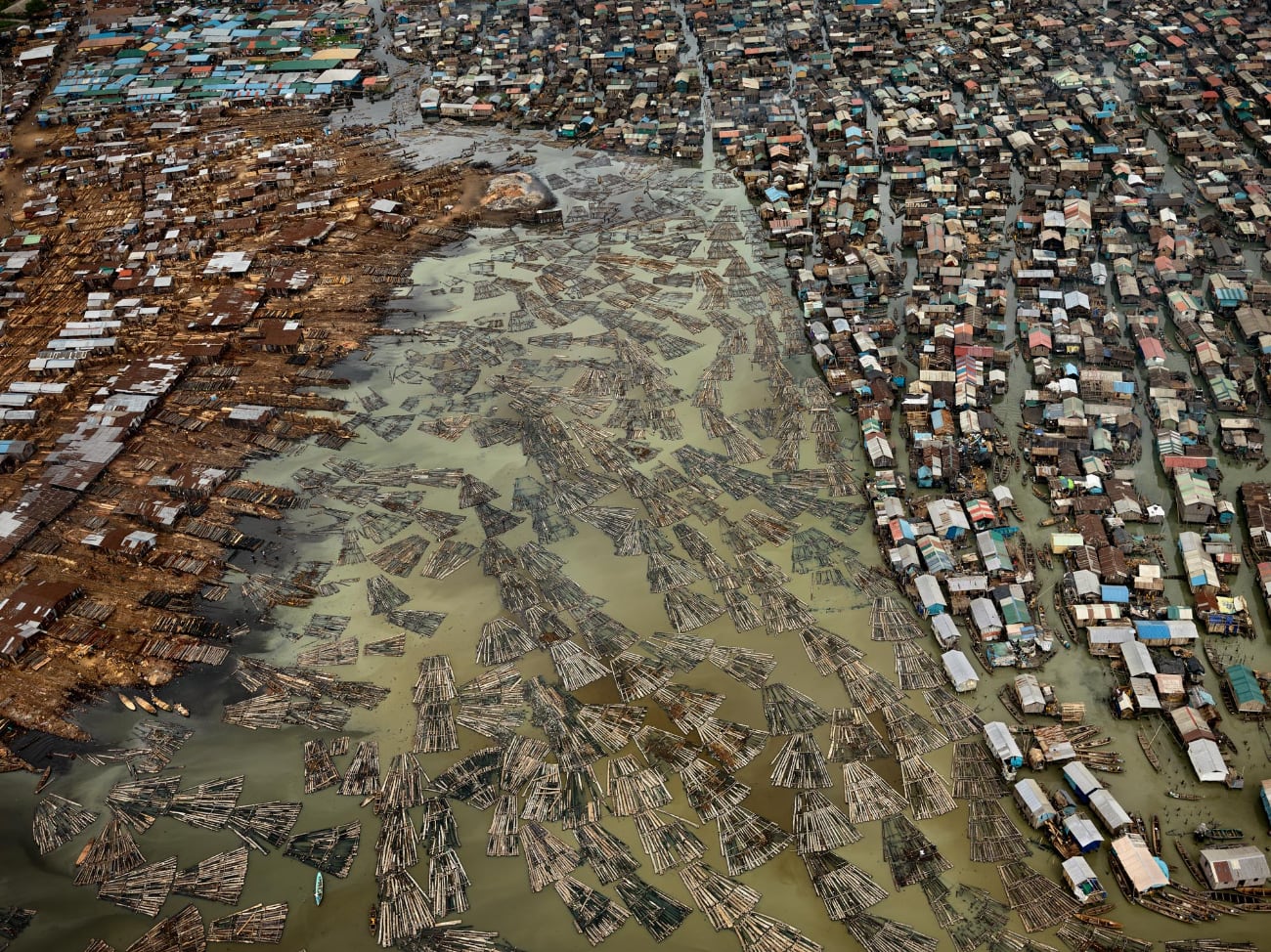 foto: © Edward Burtynsky, 2021 Sony World Photography Awards - Saw Mills #2, Lagos, Nigeria, 2016