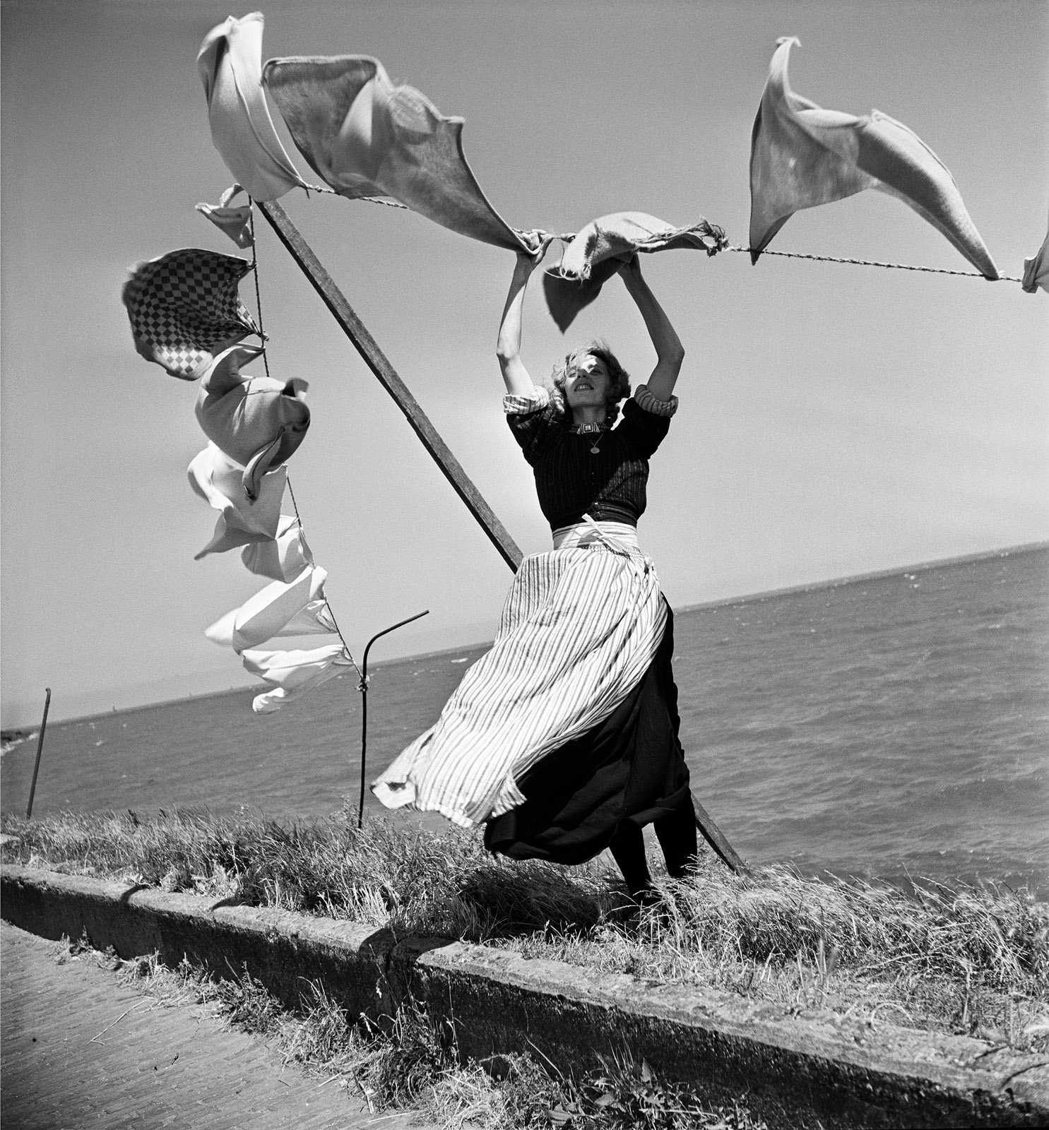 Foto Henk Jonker - vrouw met wasgoed, Volendam 1947, MAI