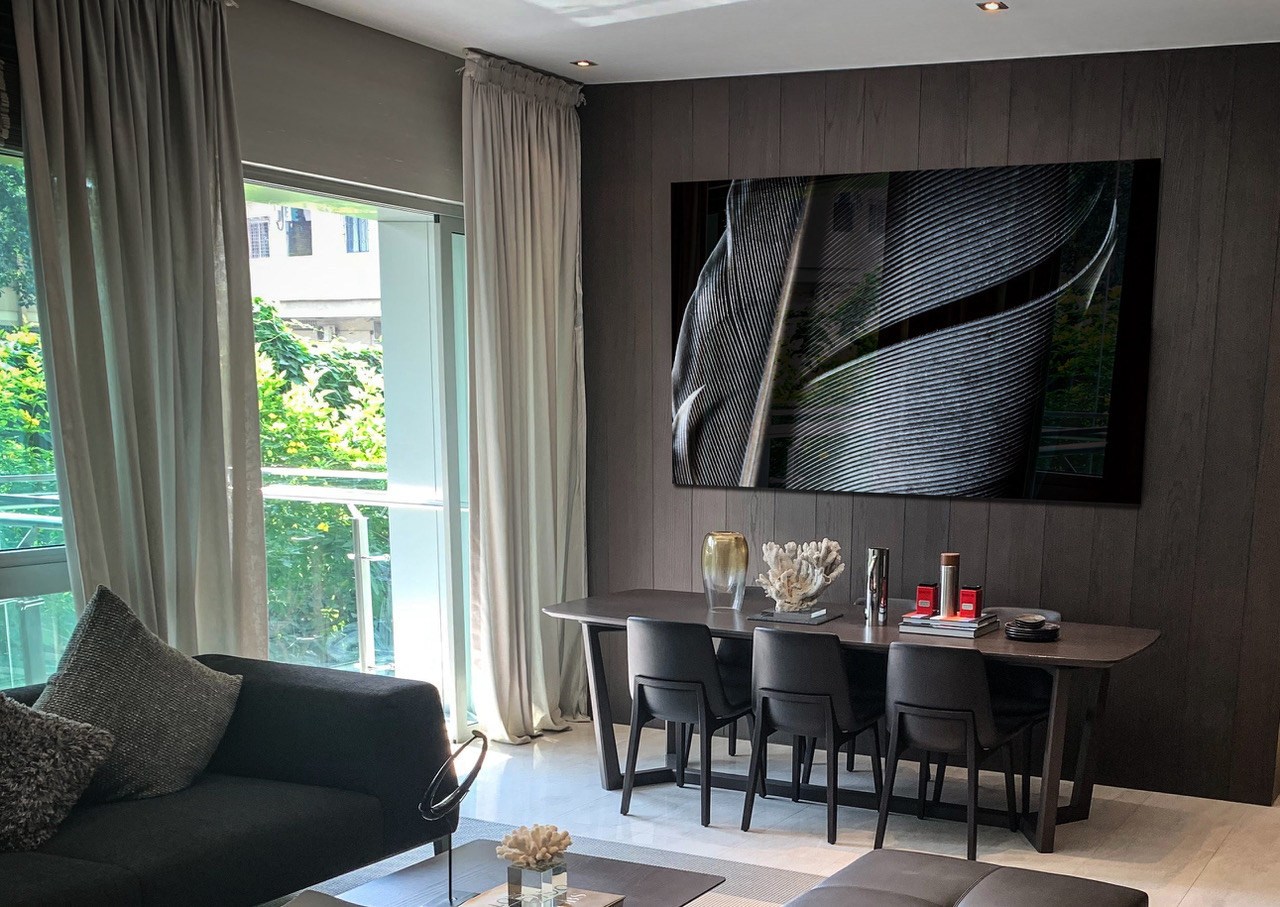 interieur met plexiglas schilderij van een veer
