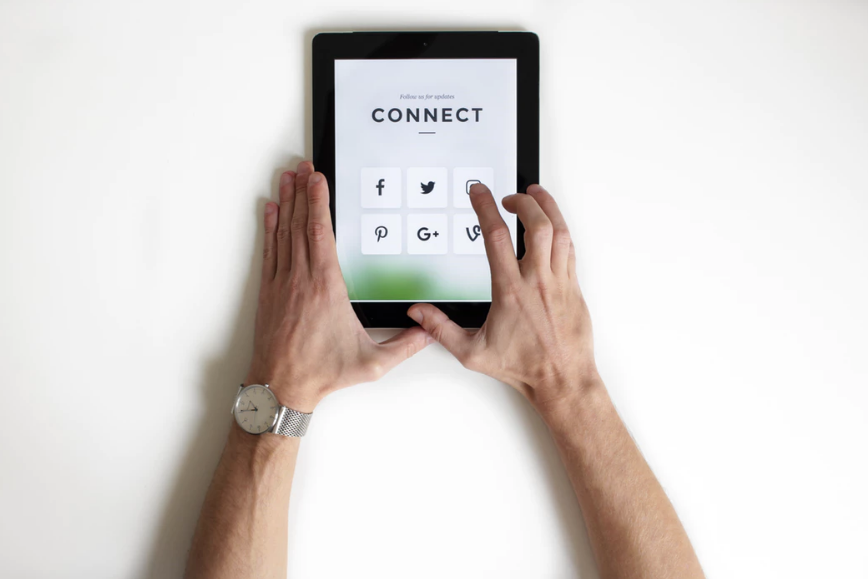 person pinching to zoom on ipad