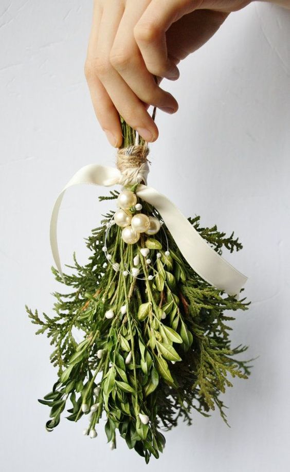 hand holding a mistletoe