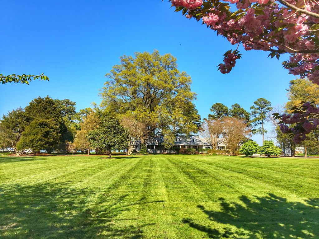 Front lawn is perfect for croquet and a Pimms cocktail!