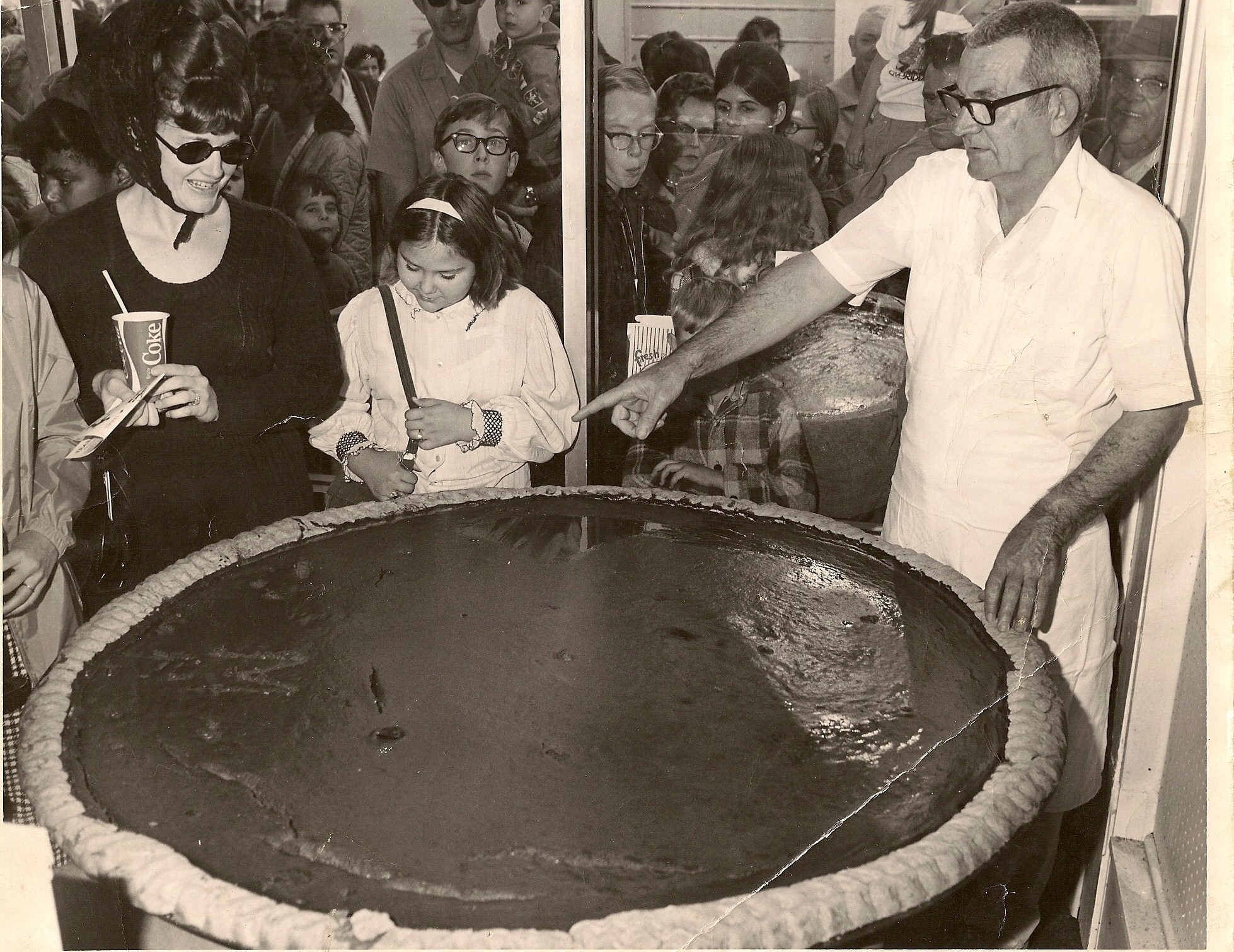 a crowd a lindsey's bakery admiring he giant pumpkin pie produced for the annual circleville pumpkin show