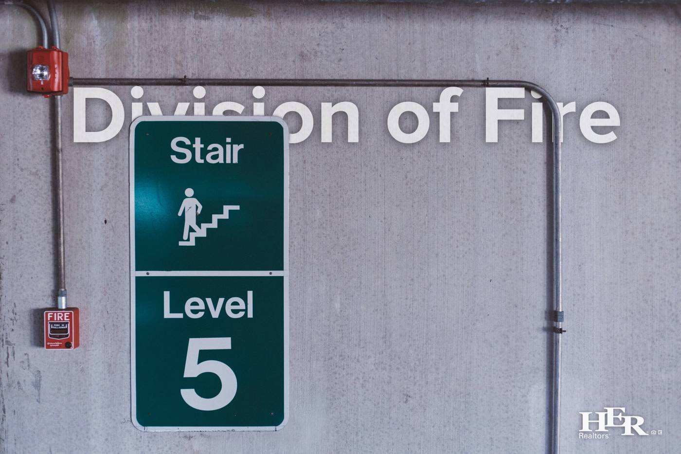 an image of a sign showing where a stairway is next to a fire alarm