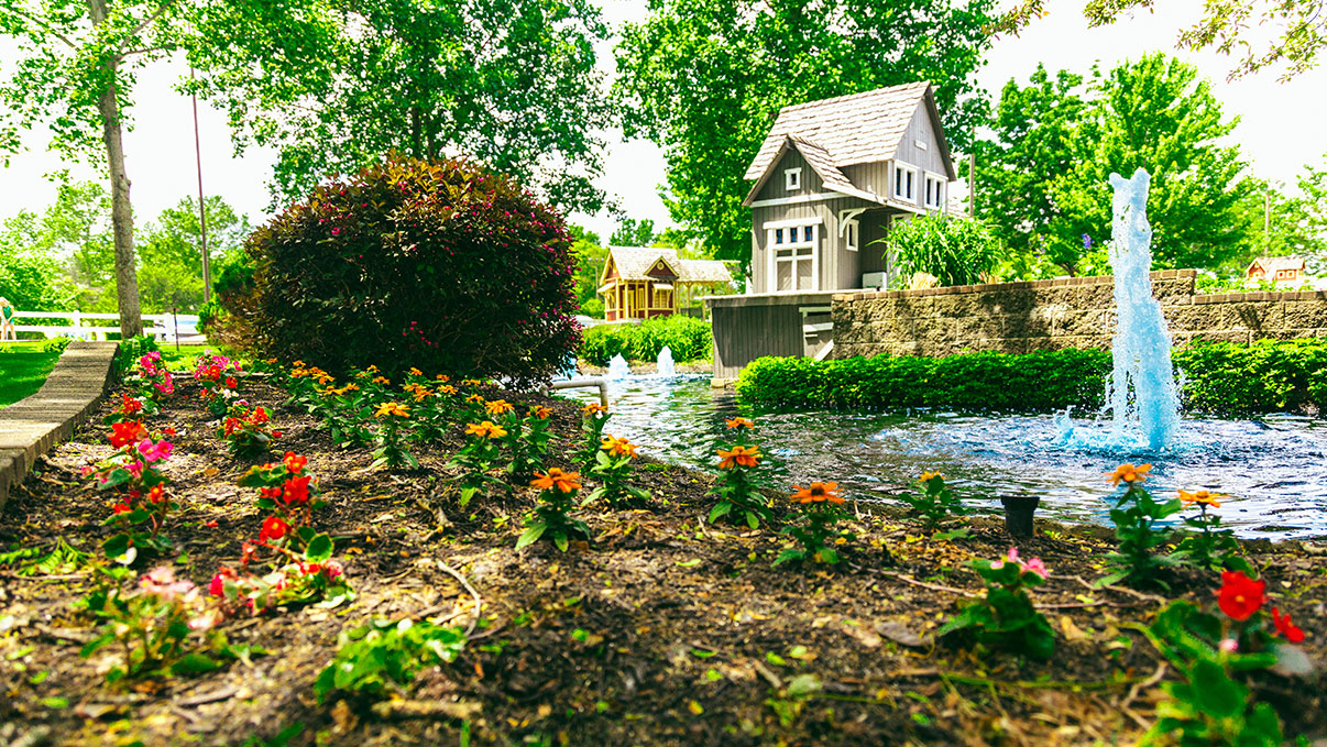view of golf course fountains