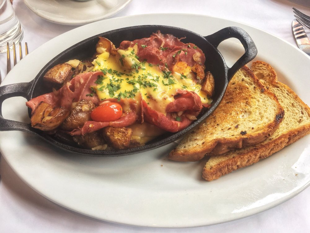 An image of the skillet breakfasts served at Lindey's.