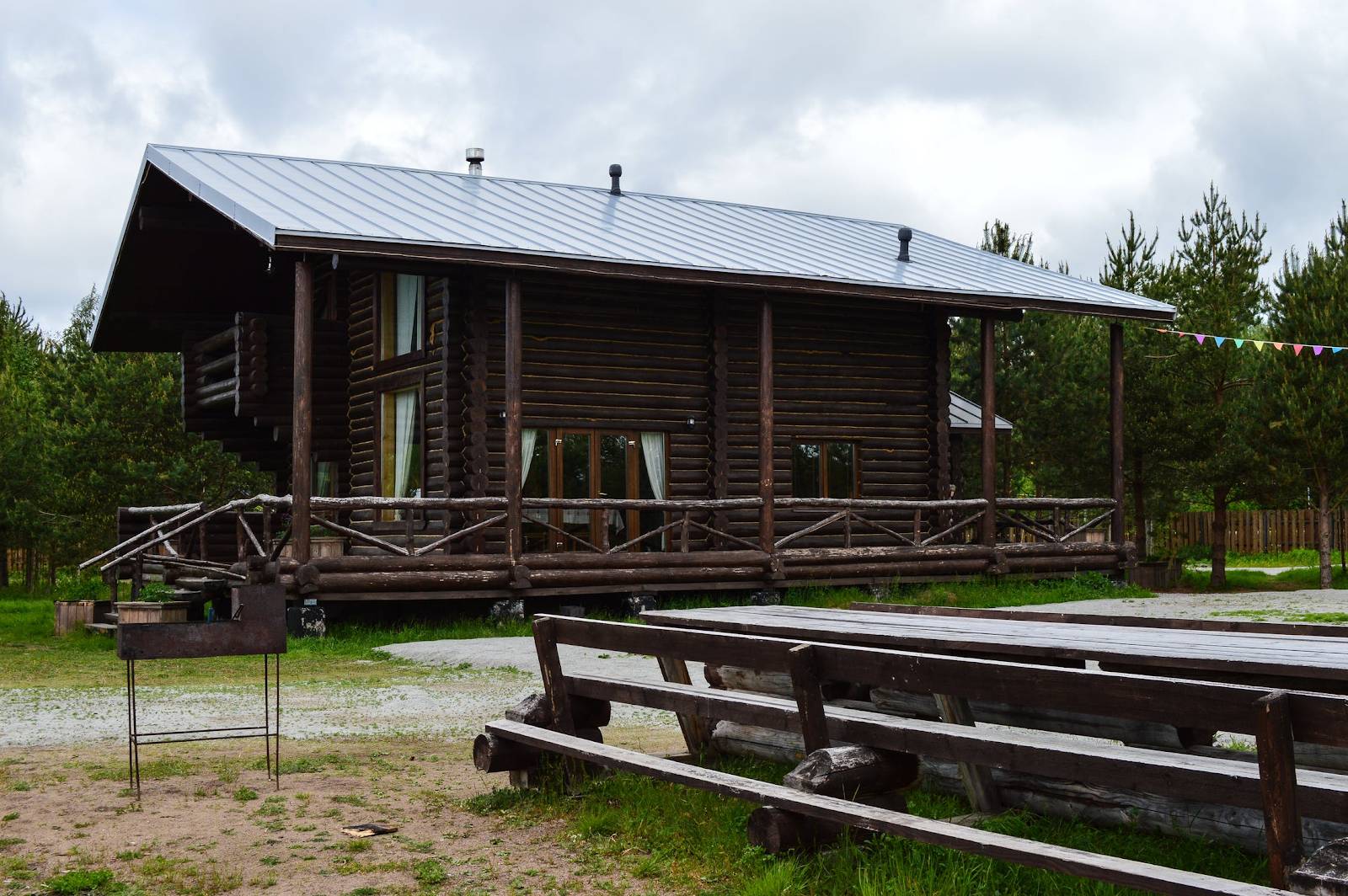 An image showing rental cabins available at many of the campgrounds on this list.