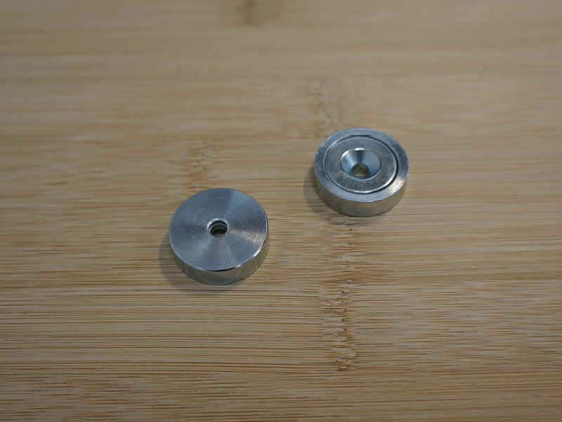 Base magnétique néodyme avec trou conique vue face carcasse ne fer et vue face aimanté