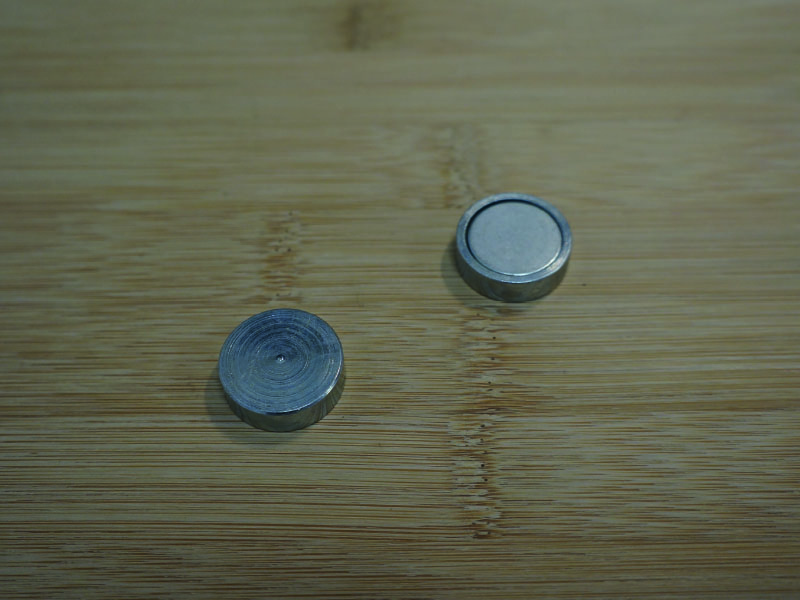 Base magnétique néodyme plate vue coté carcasse en fer et vue face aimanté