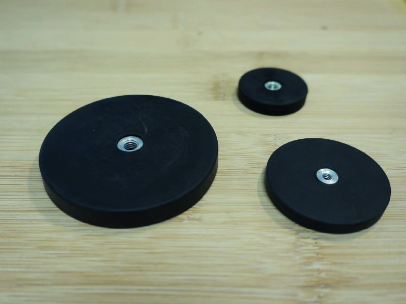 Base magnétique antigliss néodyme vue face aimanté et vue face avec trou