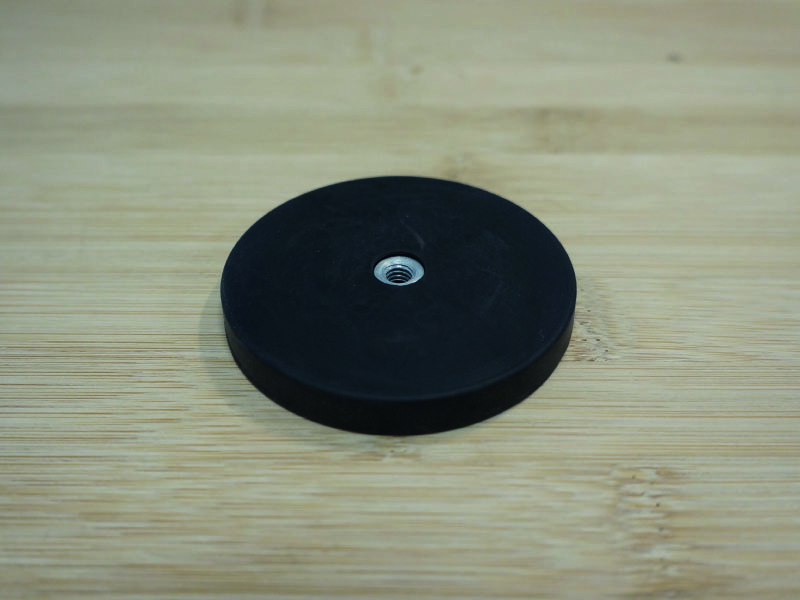 Base magnétique antigliss néodyme caoutchouc noir face avec trou