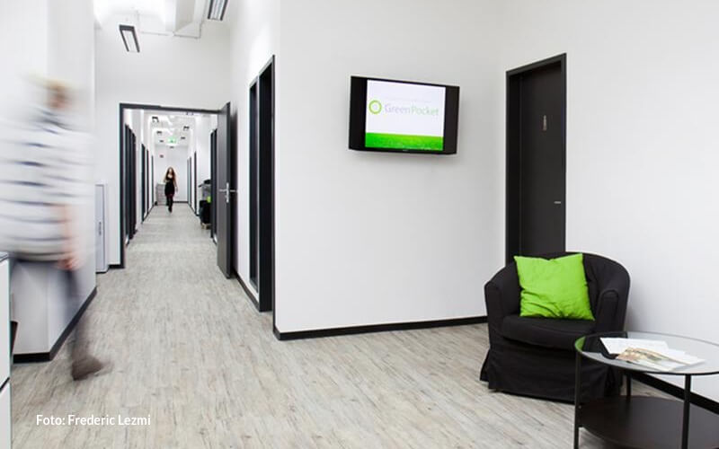 Es erwarten Dich helle Büros mit hohen Decken und Altbau-Flair.