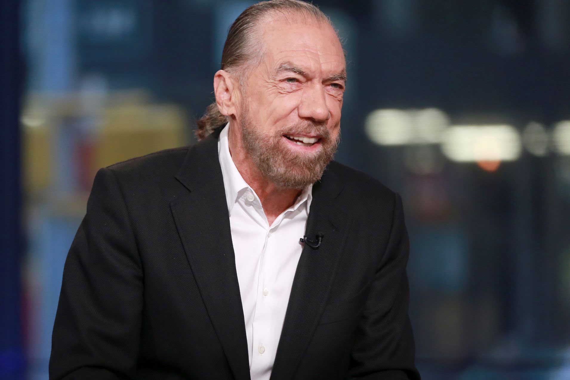 John Paul DeJoria v elegantním obleku dává rozhovor pro magazín CNBC.