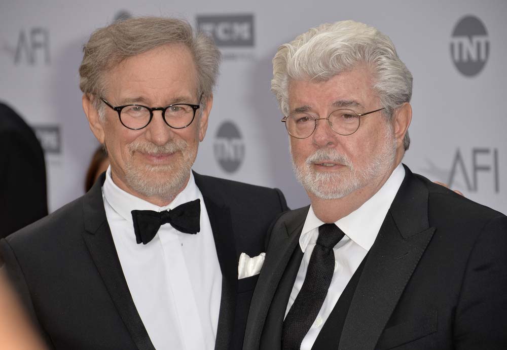 Dobře naladěný Steven Spielberg a George Lucas se nechávají fotit na filmovém večírku v elegantních černých oblecích.
