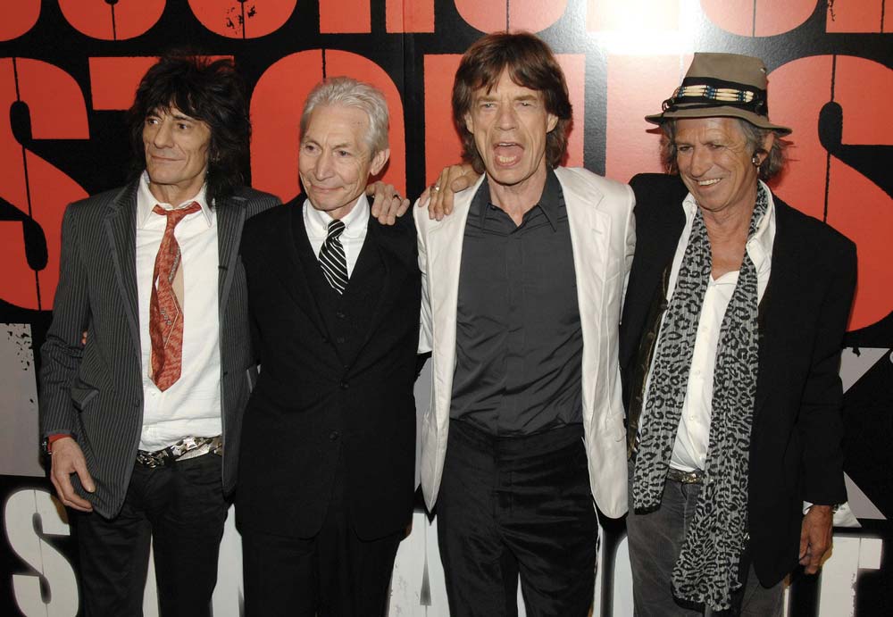 Pózující kapela Rolling Stones, na fotce nechybí frontman Mick Jagger se sebevědomím výrazem.
