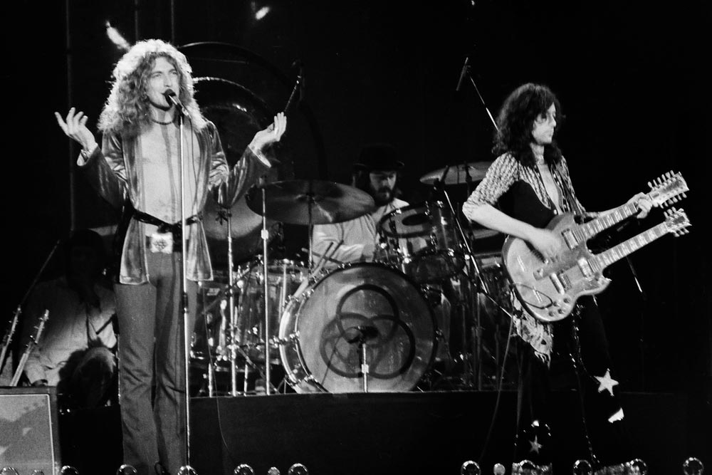 Černobílý archivní snímek zachycující koncert skupiny Led Zeppelin.