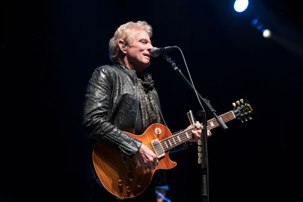 Kytarista skupiny The Eagles Don Felder vystupující na pódiu - Felder se ke kapele přidal v roce 1975.