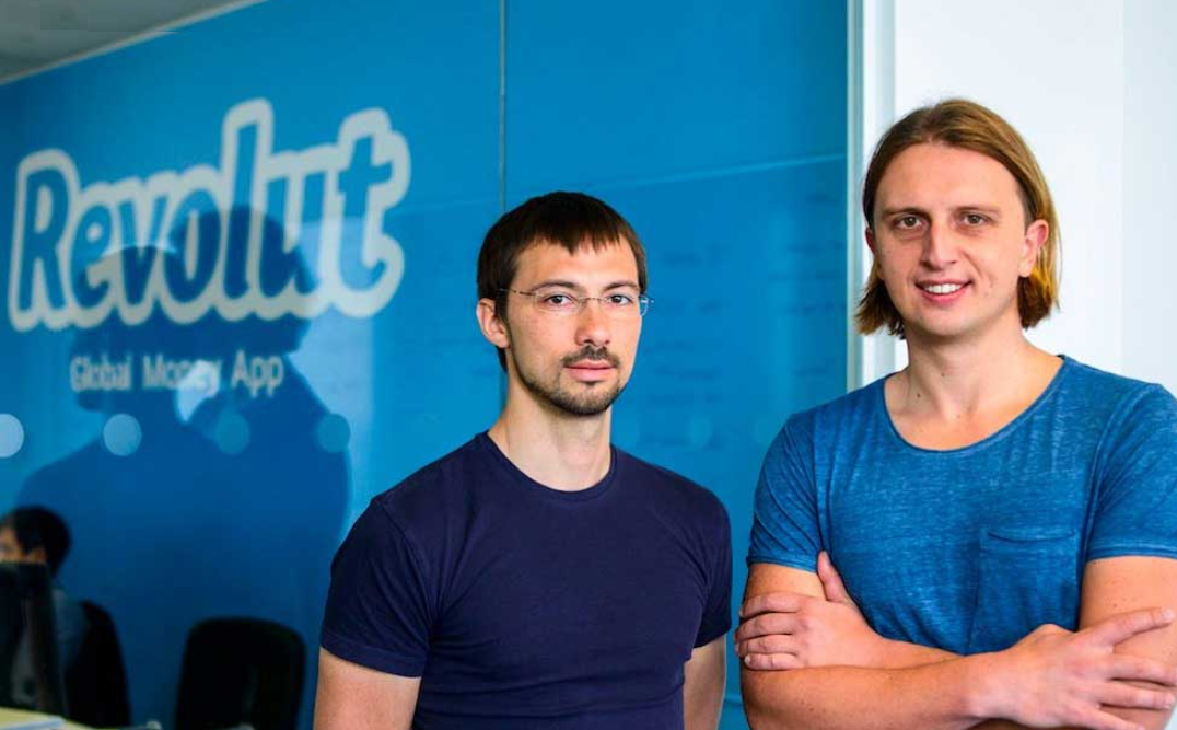 Zakladatelé Revolutu Nikolaj Storonskij a Vlad Yatsenko na fotografii pořízené v sídle firmy.