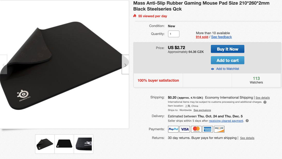 Černá a velká podložka pod myš, která se dá na eBay koupit za velmi levných 64 korun.