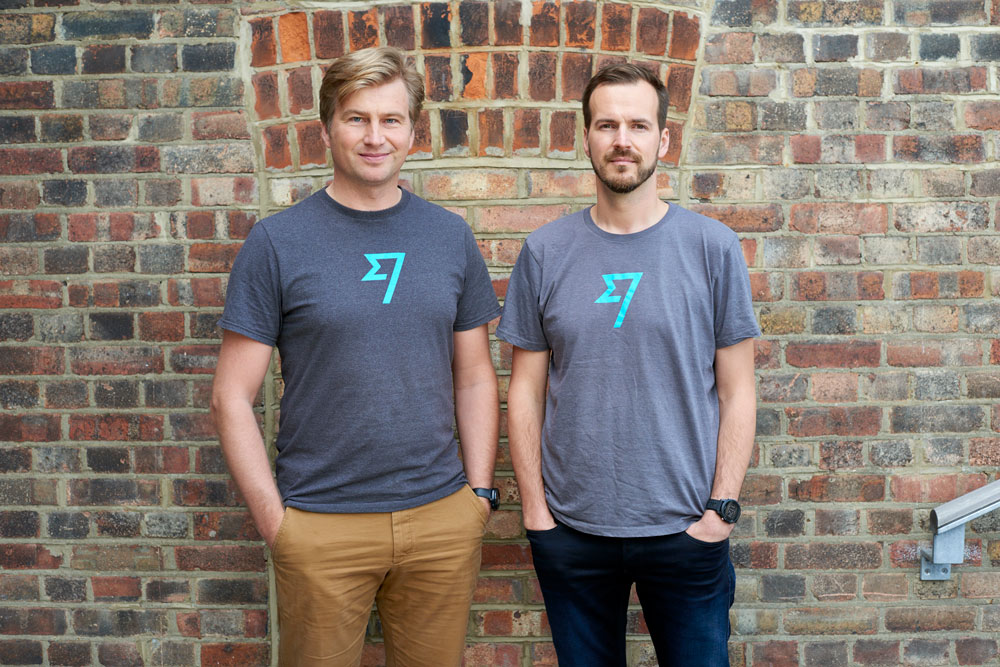 Zakladatelé služby TransferWise Kristo Käärmann a Taavet Hinrikus se sebevědomým výrazem na firemní fotce.
