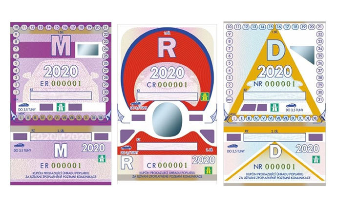 3 typy českých dálničních známek pro rok 2019. Roční (červená), měsíční (fialová) a desetidenní (žlutá).