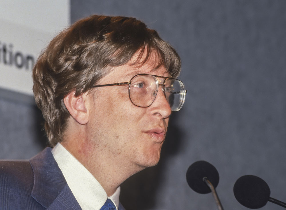 Zakladatel firmy Microsoft Bill Gates na tiskové konferenci. Fotka pochází z roku 1993.