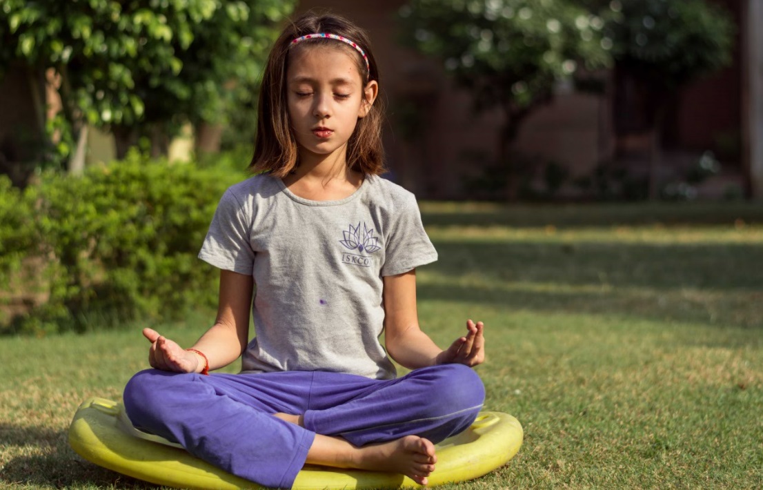 Yoga e Meditação: Saiba Como elas Podem te Ajudar - Garota meditando em jardim