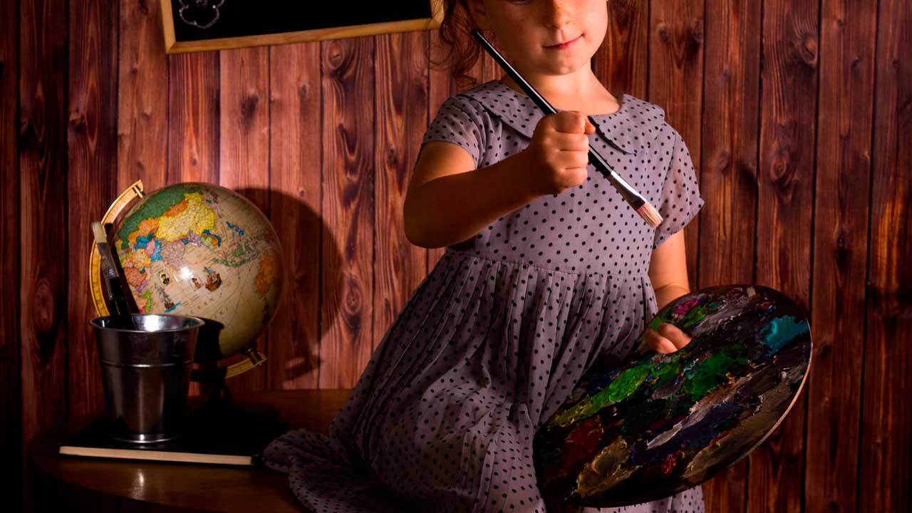 3 Atividades infantis que Estimulam a Criatividade - Menina pintando em sala de aula