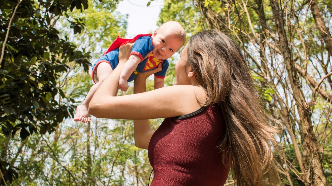 Como educar os filhos - Realmente existe uma fórmula certa para isso: Mãe segurando o filho.