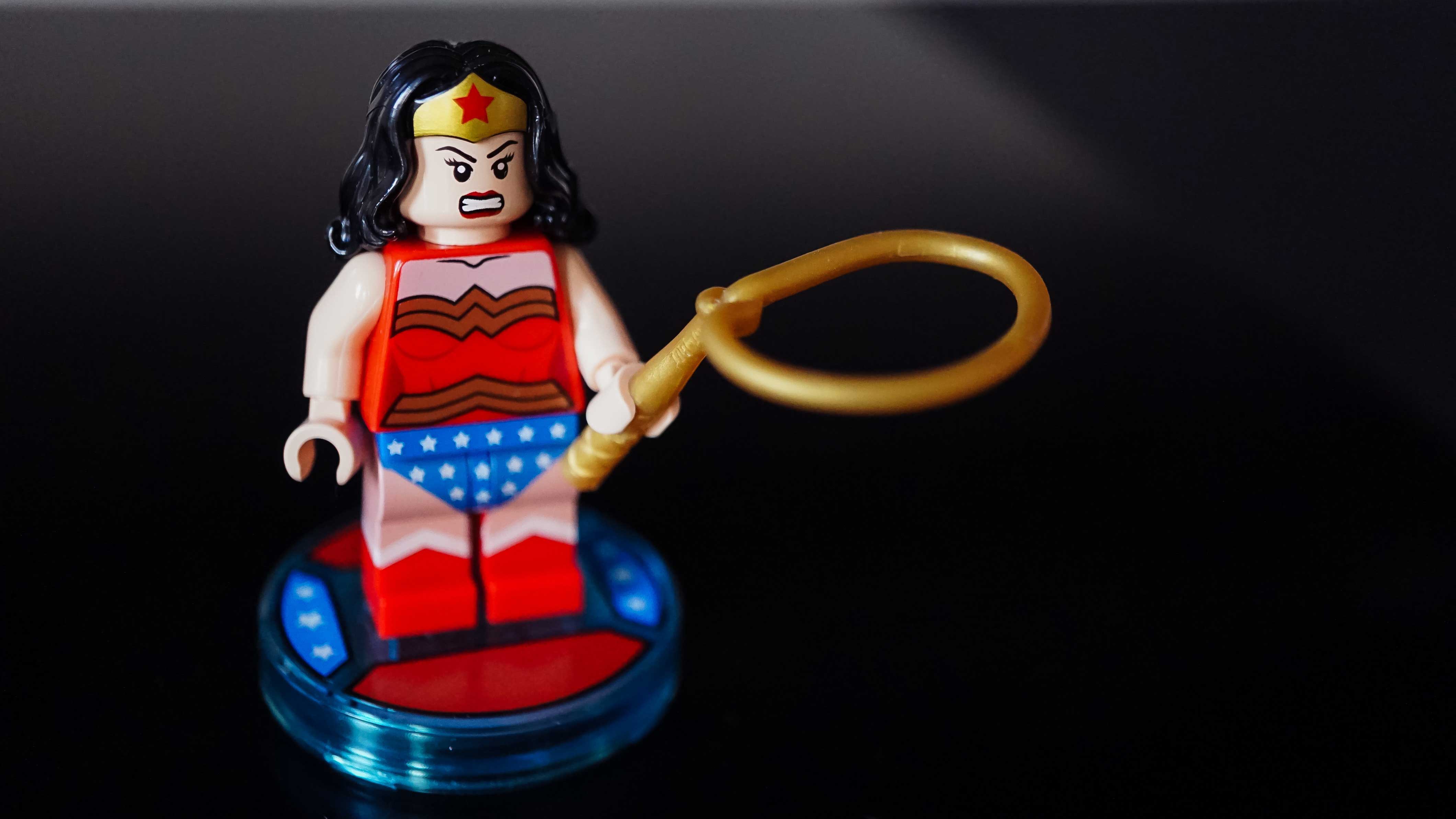 Miniatura de LEGO da Mulher Maravilha com o laço da verdade na mão.