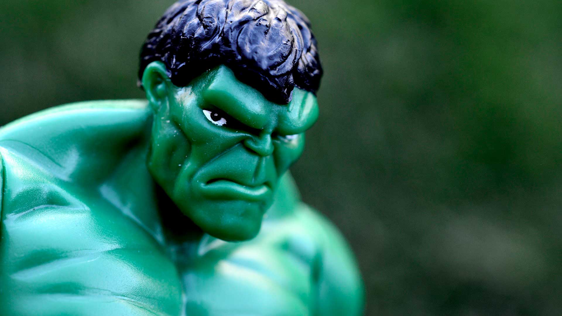 Boneco do Hulk com expressão de raiva no rosto.