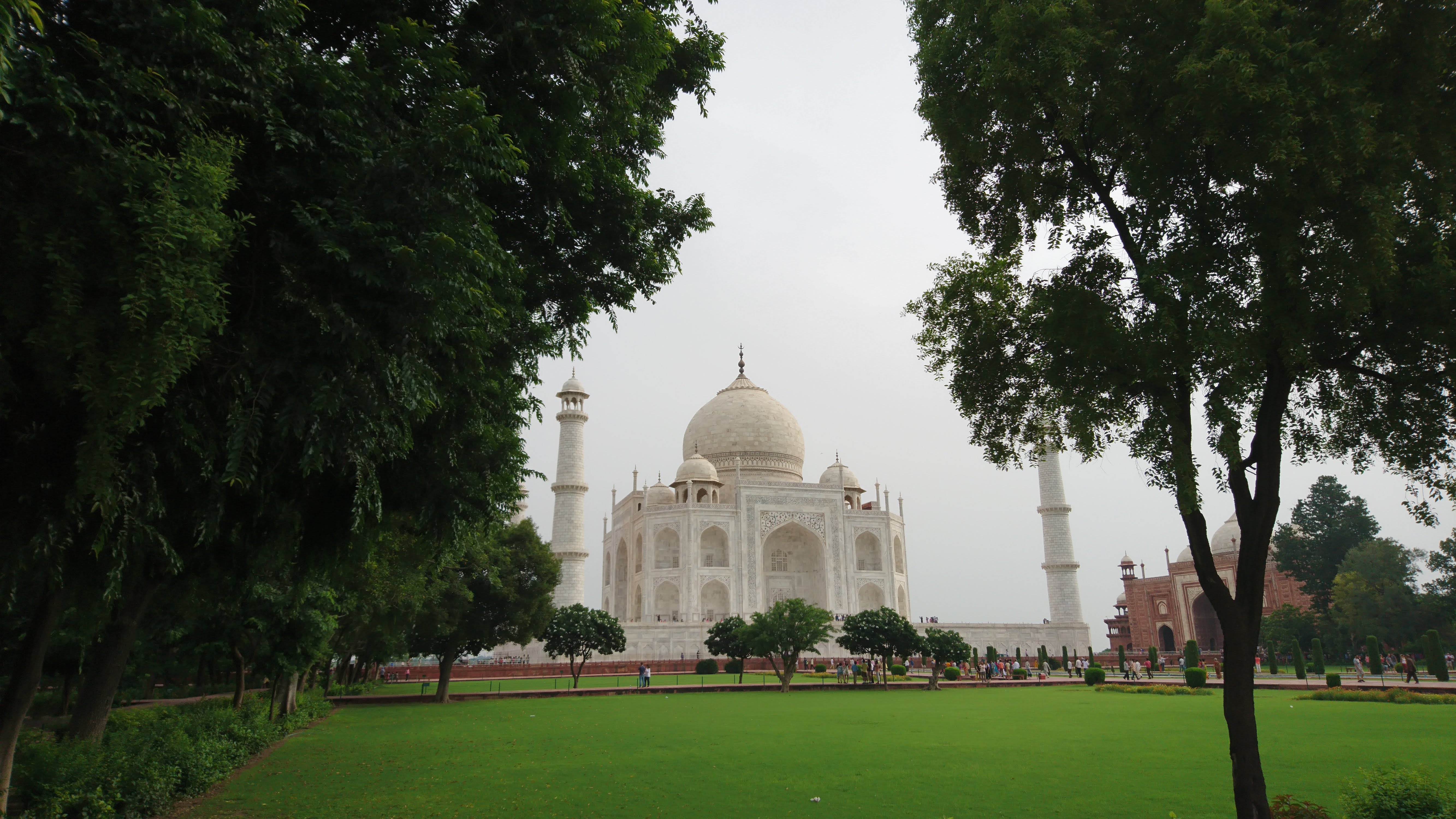 Write a descriptive paragraph on taj mahal picture