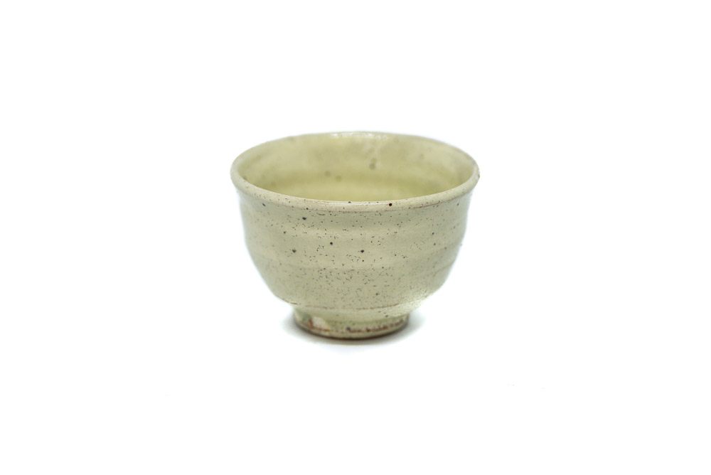 Petite tasse à thé blanche faite main à Karatsu, Saga, Japon.