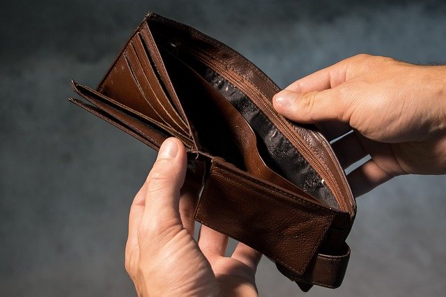 Drops in income harm the brain