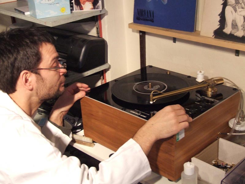 Vinyl record cleaning at Rat Records: French vinyl loving