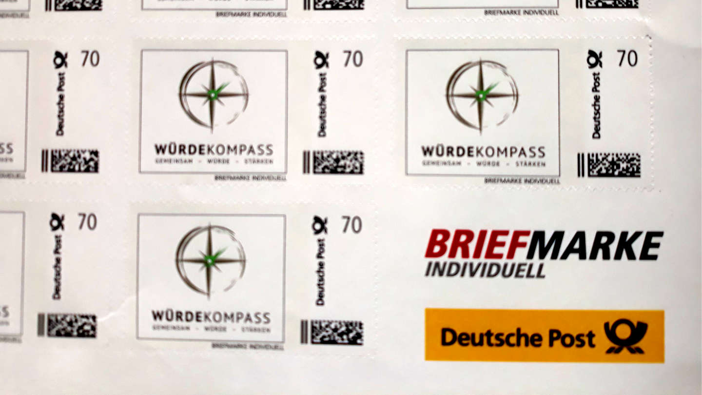 Briefmarken mit dem Logo des Würdekompass