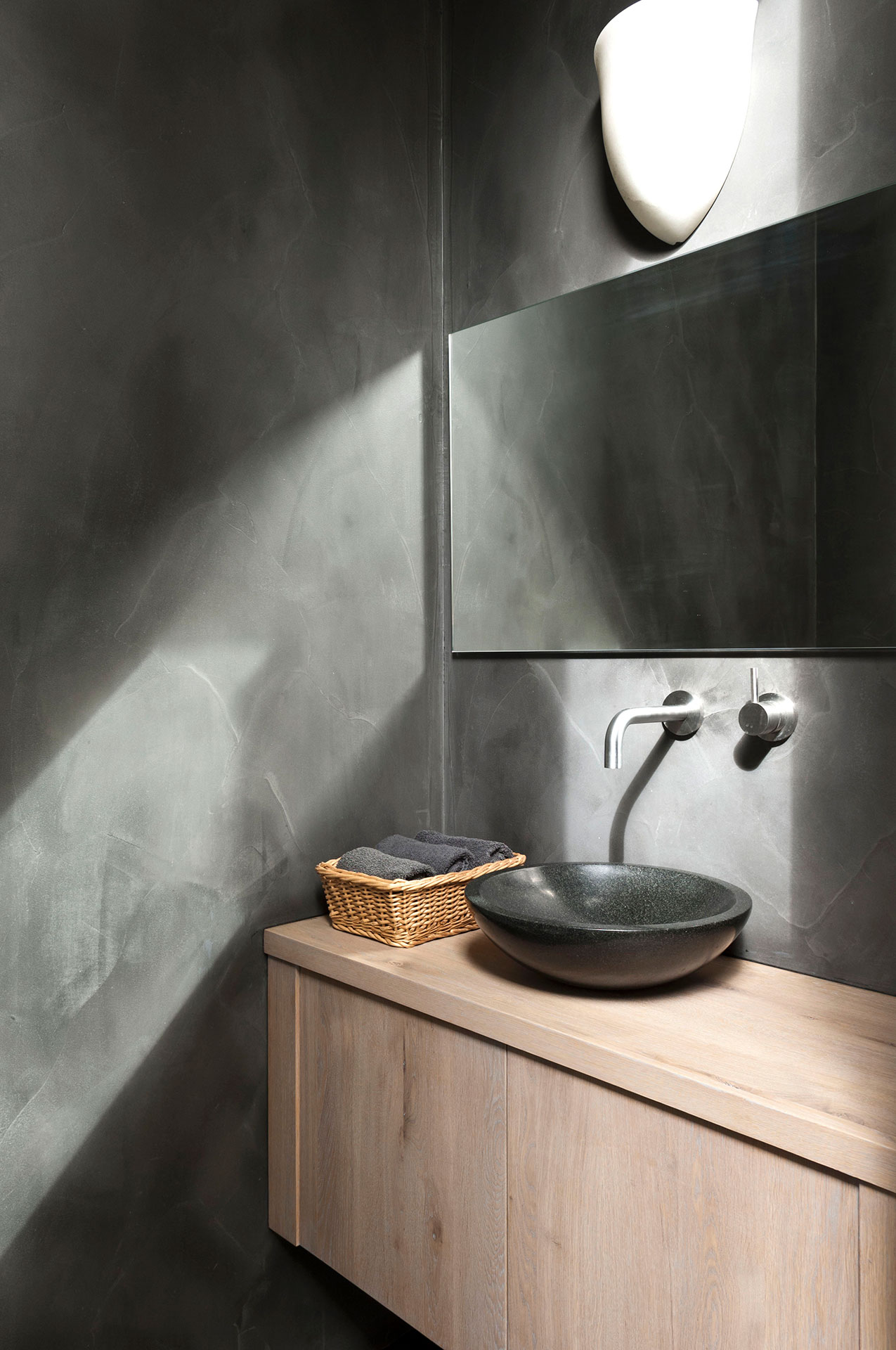 Zwarte badkamer met hout Zwarte badkamer met hout