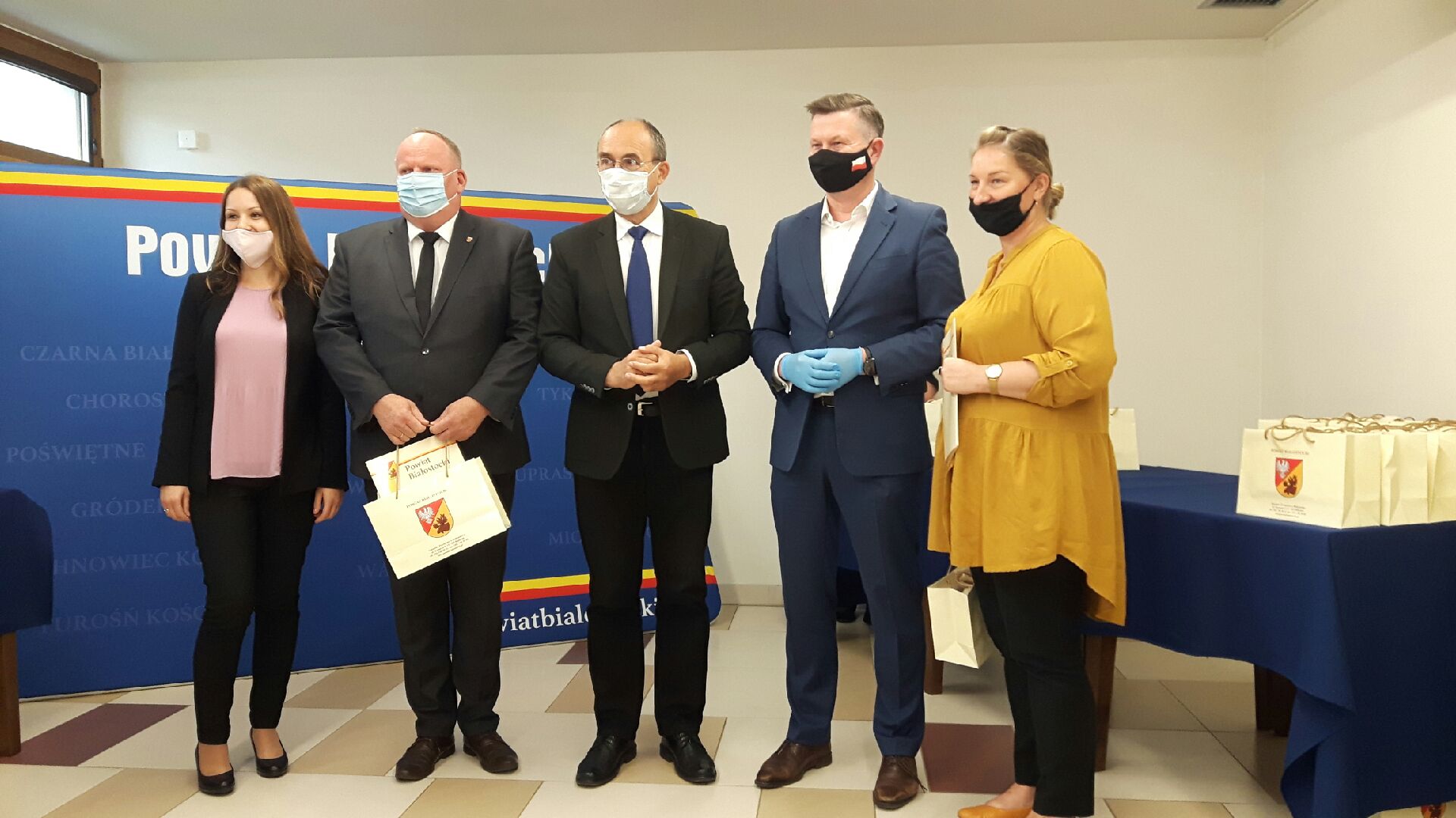 pięć osób wręczających nagrody