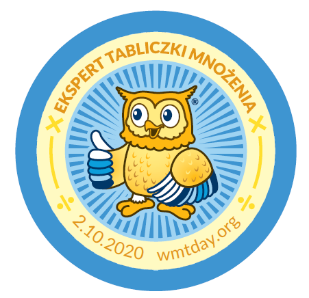 Znaczek Eksperta: w środku sowa otoczona dookoła niebieskimi promykami. Na obwodzie napis Ekspert Tabliczki Mnożenia 2.10.2020 wmtday.org. Obrzeże znaczka w niebieskim kolorze.