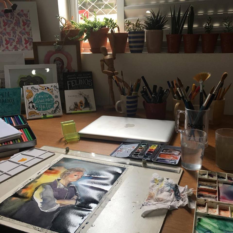 Mesa de trabalho de Manu Cunhas, vencedora do Prêmio Jabuti de Ilustração e realizadora recorrente do Catarse