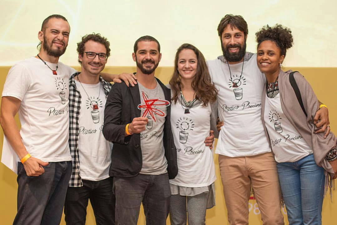 Bernardo Amaral, Bruno temer e equipe plástico precioso com o troféu Shell Iniciativa jovem 2017