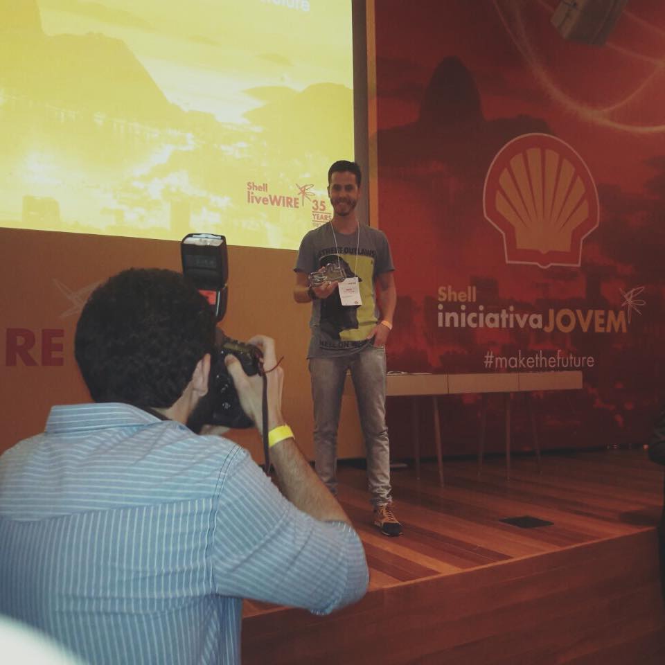 Designer Davi Rezende posando com o prêmio shell iniciativa jovem 2017