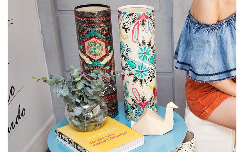 Mesa de canto com livros, plantas e luminárias feitas de VegPlac pelas Mulheres da Reserva Botânica para a linha Home da Dress To feita em parceria com a Rede Asta