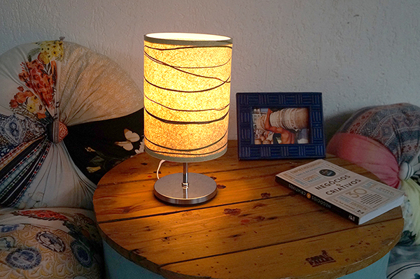 Fuxixões e mesa de canto com luminária de VegPlac de firbra natural da Kaapora Design