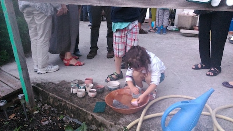 criança participando de uma oficina de cerâmica de Dominique Liabeuf