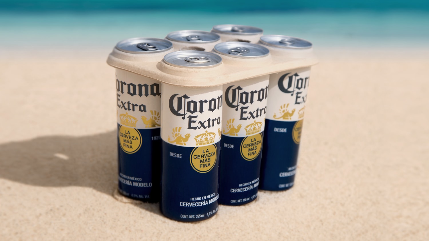 Embalagem biodegradável da cerveja corona feita em parceria com a ONG Parley for the Ocean